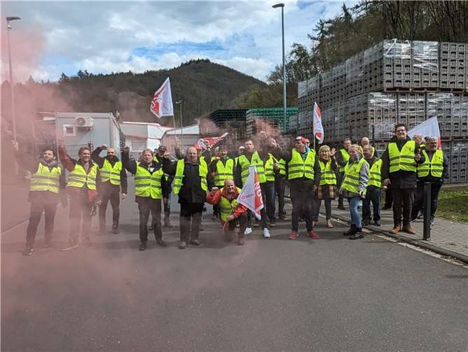 Streik bei Tönissteiner Sprudel: „Starkes Signal“ gesendet Nahezu alle Beschäftigten folgten dem Aufruf zur Arbeitsniederlegung. Foto: Gewerkschaft Nahrung- Genuss- Gaststätten