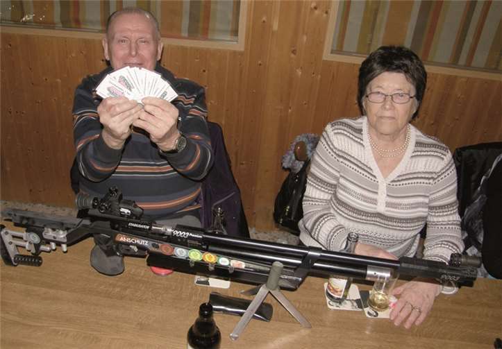 Nahm die meisten Preise mit nach Hause - Horst Gillert mit Ehefrau Käthe Gillert aus Miesenheim.privat