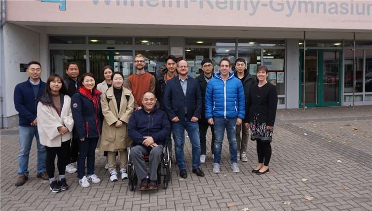 Nahmen am gemeinsamen Erfahrungsaustausch mit den koreanischen Gästen teil (v.l.): Fabian Steiger (Physiotherapeut), Johannes Arnold (Schulleiter), Thomas Nürnberg (Sportlehrer), Simone Kindel (Leiterin des Inklusionsbereiches).privat