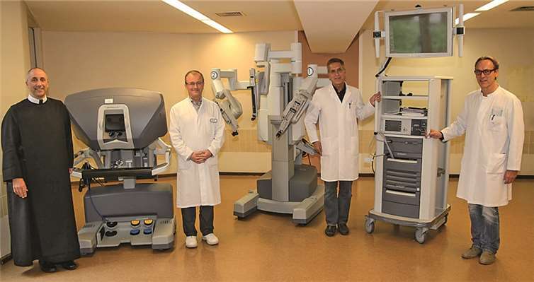 Klinikum eröffnet „Da Vinci-Zentrum Koblenz-Montabaur“ Nahmen den Da Vinci-Operationsroboter freudig in Empfang (v.l.) Bruder Matthias Kollecker, Assistent des Hausoberen, Prof. Dr. med. Ziya Akçetin, Chefarzt der Klinik Urologie und Kinderurologie, Dr. med. Constantin Charvalakis, Chefarzt der Klinik Urologie und Kinderurologie und Dr. med. Harald Faust, stellv. Ärztlicher Direktor. privat