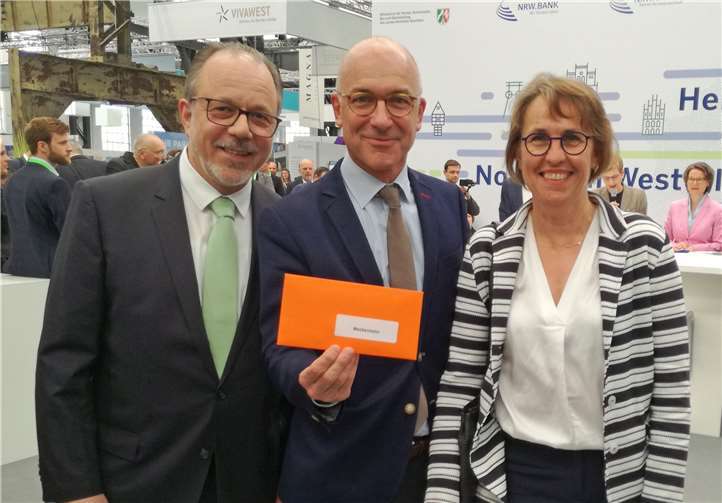 Nahmen die Förderzusage auf der Messe in Düsseldorf entgegen: Heinz-Peter Witt, Bert Spilles und Waltraud Leersch (v. li.). Foto: Stadt Meckenheim