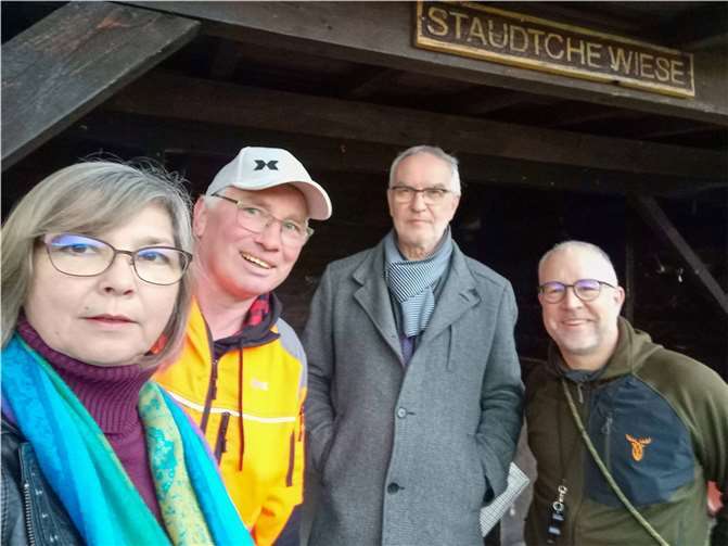 Nahmen gemeinsam das Gelände an der Grillhütte unter die Lupe (v.li.): Stadtrats- und Ortsvorsteherkandidaten Martina von Berg, Klaus-Dieter Gassen, der mittlerweile ausgeschiedene Baudezernent Bert Flöck und der aktuelle Ortsvorsteher Wolfram Wilde. Foto: Martina von Berg / CDU Arzheim