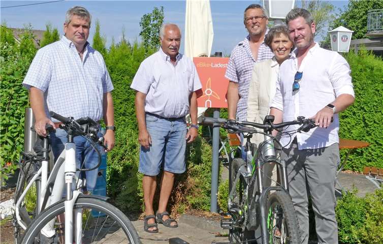 Nahmen gemeinsam die neue Ladestation für Elektrofahrräder am Gasthaus Gilles in Kollig in Betrieb (v.l.): Ortsbürgermeister Robert Ollig, die Beigeordneten Manfred Sax und Otmar Blum, Kommunalbetreuerin Beatrix Ziegler von innogy und Gastwirt Christian Gilles.  innogy