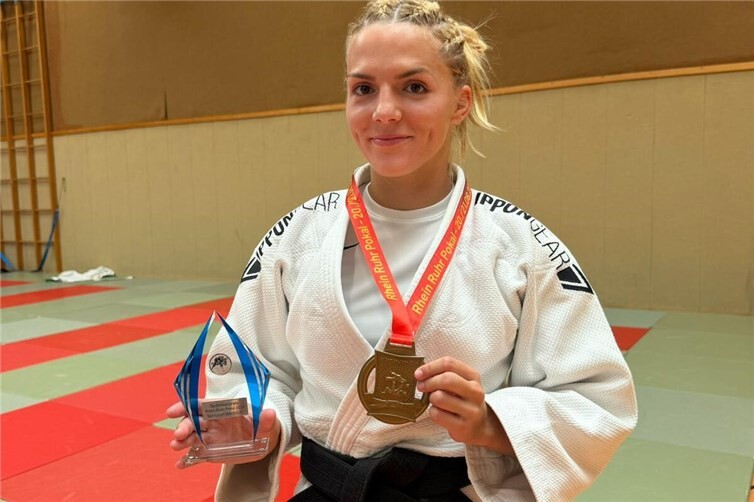 Naima Günther gewinnt den Rhein-Ruhr Pokal -57kg und bekommt für ihr Repertoir den Techniker Preis