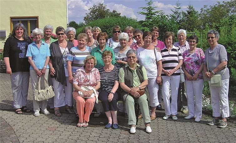 Namedy. Die Frauengemeinschaft St. Bartholomäus Namedy besuchte auf ihrem Ausflug das Heimatmuseum Hunsrück in Udenhausen. Die Besitzerin Barbara Vogt führte gekonnt die Gruppe in die Vergangenheit und erklärte das Leben und Arbeiten in früherer Zeit. Bei Kaffee und Kuchen in der guten Stube wurden manche Anekdötchen aus früherer Zeit erzählt und es wurden viele Erinnerungen wach und ausgetauscht. Anschließend fuhr die Gruppe an der Mosel entlang bis zum Weindorf in Koblenz, wo der Nachmittag in geselliger Runde bei gutem Essen und Trinken ausklang.privat