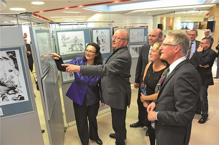 Namhafte Persönlichkeiten waren gekommen, um die Ausstellung in der KSK Ahrweiler zu bestaunen. -FIX-