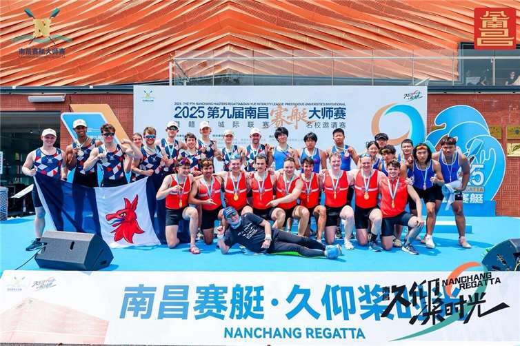 Nanchang 2025: 6000m Siegerehrung, Simon Haible (vorne 3.v.l.).Quelle: Rudergesellschaft Treis-Karden 1969 e.V./Veranstalter