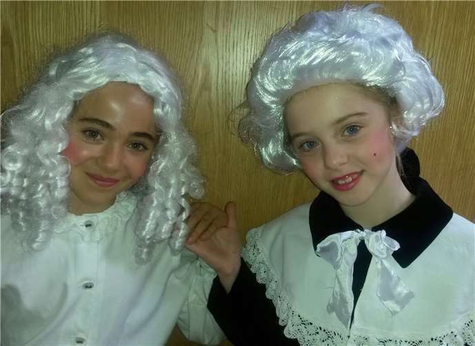 Nannerl (Laura Münch) und Wolferl Mozart (Mia Plechinger) kamen gerne zu Besuch.