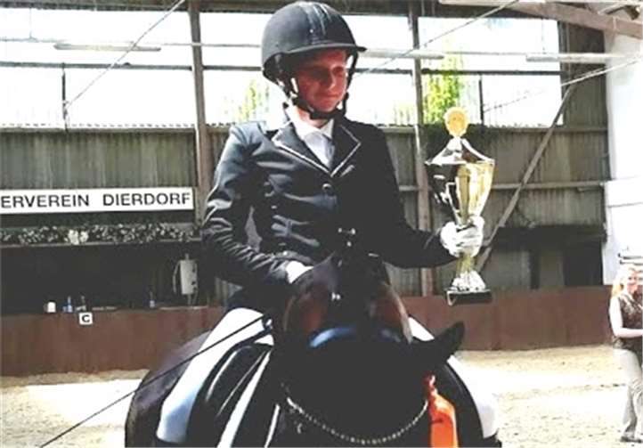 Naomi Wagner gewann den Ehrenpreis der Jugendförderung der Stadt Dierdorf bei den Dressurreitern. Fotos: -KER-