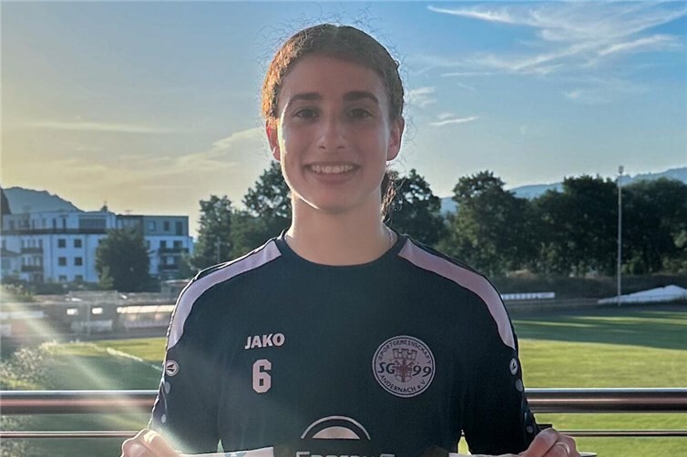Narjiss Ahamad präsentiert sich mit dem Trikot der SG 99 Andernach.