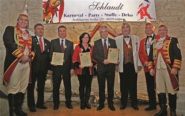 Narrenehrung in Wallersheim, von links nach rechts: Geschäftsführer Markus Thiel, Laudator Ernst Josef, Preisträger Michael Flicka, Preisträgerin Lina Rosenbach, Preisträger Klaus Näckel, Laudator Ernst Thönnes, 2.Vorsitzender Ernst Knopp und 1.Vorsitzender Walter Rosenbach. PSM