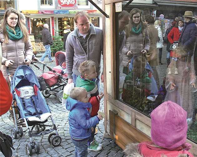 „Nase plattdrücken“ heißt es nicht nur an den Häuschen des „mobilen Märchenwaldes“. Auch bei den Schaufenstern des Einzelhandels lohnt sich ein genaues Hinsehen.