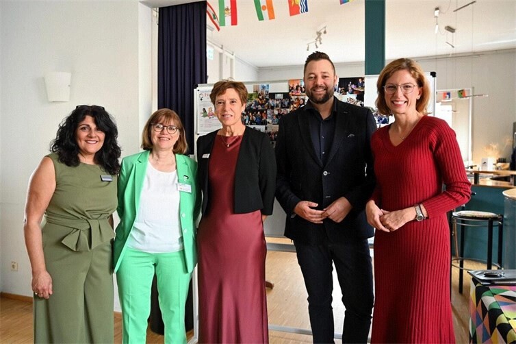 Nasstaran Houshmand vom JUKZ, Petra Effert von der Katholischen Familienbildungsstätte Westerwald Rhein-Lahn, Evelin Fatehpour von der Netzwerkestelle Kindeswohl und Kindergesundheit des Rhein-Lahn-Kreises, Lahnsteins Oberbürgermeister Lennart Siefert und Ministerin Sabine Bätzing-Lichtenthäler.