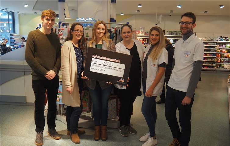 Statt „Black Friday“ gab es „giving Friday“ Nastasia Baum( 3.v.re.), Mitarbeiterin des dm-Marktes, übergab den symbolischen Scheck an die 1. Vorsitzende der JuKuWe Jewgenia Weißhaar (3.v.li.).HH