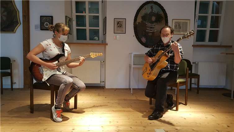 Nastassja Böcher hat Aufnahmeprüfung für Musikstudium bestanden Nastassja Böcher mit ihrem Lehrer Johannes André.Foto: KMS