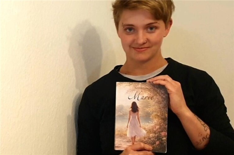 Nastassja mit ihrem Roman „Marie“