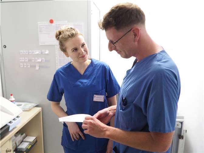 Natalia Kaczmarczyk mit Praxisanleiter Kai Kister auf Station Innere 3 am St. Nikolaus-Stiftshospital. Foto: St. Nikolaus-Stiftshospital/Sophie Runkel