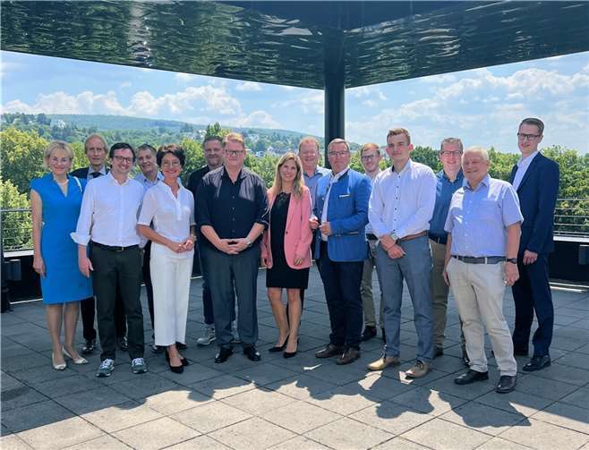 Natalie Baum (8.v.l.) freute sich mit den Vertretern der CDU aus dem Kreis Ahrweiler über ein gutes Ergebnis für die Landesliste zur Europawahl 2024. Foto: M. Schneider