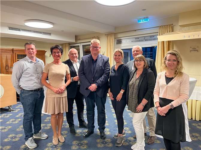 Natalie Baum (fünfte v.l.)wurde auf Platz drei der Europa-Bezirksliste gewählt.  Foto: Michael Schneider