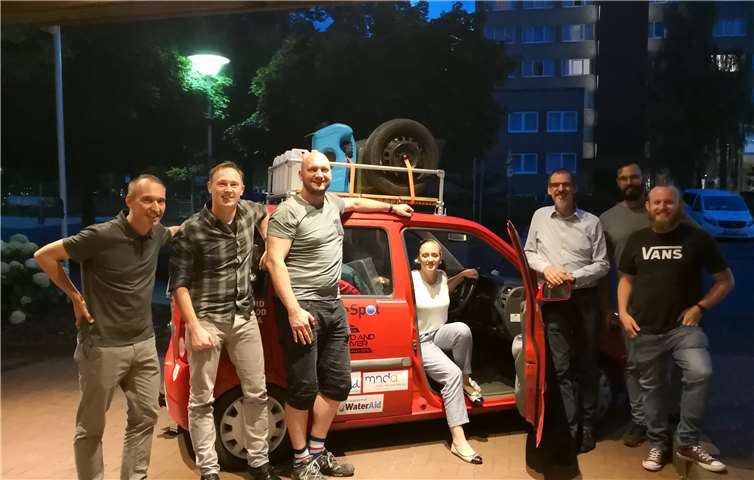 Natalie Beckmann, Kreissprecherin der Wirtschaftsjunioren Rhein-Ahr, am Steuer des englischen Rally-Autos. (V.l.n.r.: Dr. Bernd Greulich, Markus Klein, Ben Goddard, Natalie Beckmann, Alexander Kohnen, Daniel Moreira, Richard Heywood.) Wirtschaftsjunioren Rhein-Ahr