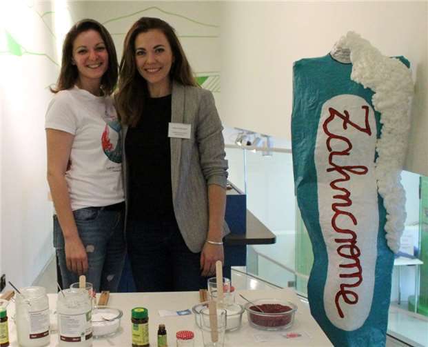 Natalie Karij von Waterlove und Biologin Helene Kraniotakes, neue Projektleiterin im Koblenzer Mosellum, freuen sich über die gelungene Zusammenarbeit zur Auftaktveranstaltung.