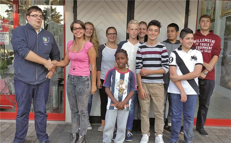 Natalie Schönenborn (2.v.l.) wurde vom Jugendrotkreuz (JRK) Remagen zur neuen JRK-Leiterin der Römerstadt gewählt. JRK-Kreisleiter Benjamin Bauschke (links) war bei der Wahl anwesend und gehörte zu den ersten Gratulanten. Sandra Görres