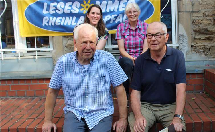 Natalie Stindt (stv. Büchereileiterin), Lydia Lehmann (Büchereileiterin), Günter Wittler (Vorsitzender Stiftungsrat) und Wilhelm Augst (Vorsitzender Stiftungsvorstand). Fotos: Bürgerstiftung Bad Ems