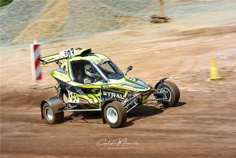 Natalie Straub in Action beim Auto-Cross.  Foto: Capture Moments 