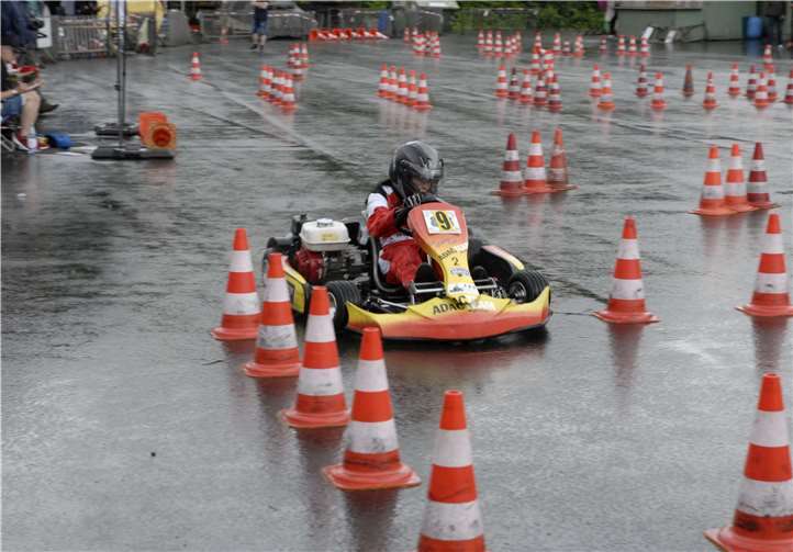 Natalie auf regennasser Fahrbahn.