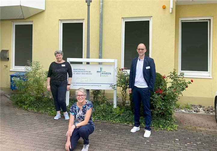 Natalja Brem (hinten links) und Marina Adams haben ihre Weiterbildungen erfolgreich abgeschlossen. Darüber freut sich auch Einrichtungsleiter Jörg Warnke.Foto: Marienhaus-Gruppe