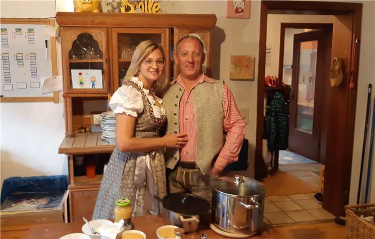 Natalya und Harry Willinger in landestypischer Tracht. Foto: privat