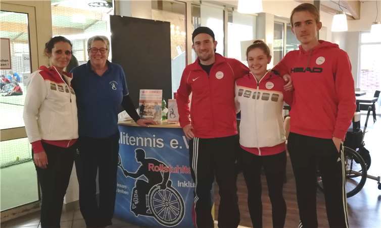 Natanja Neitzert, Elke Kugler (Rolli Tennis), André Seliger, Ayleen Herder und Julian Stallmann betätigten sich als Stuhlschiedsrichter und Bälle Sammler.Fotos: TC Steimel