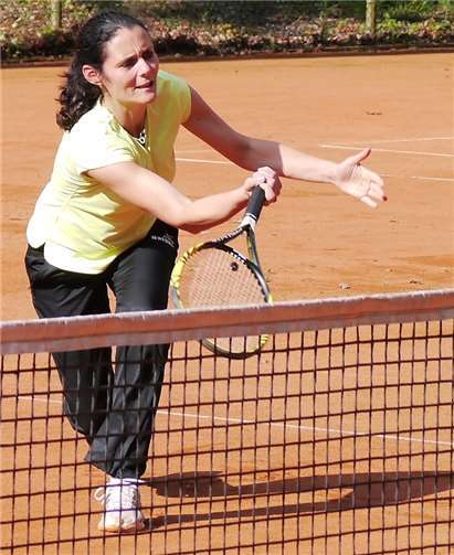 Natanja Neitzert (TC Steimel) in Aktion am Netz.Dietrich Rockefeller