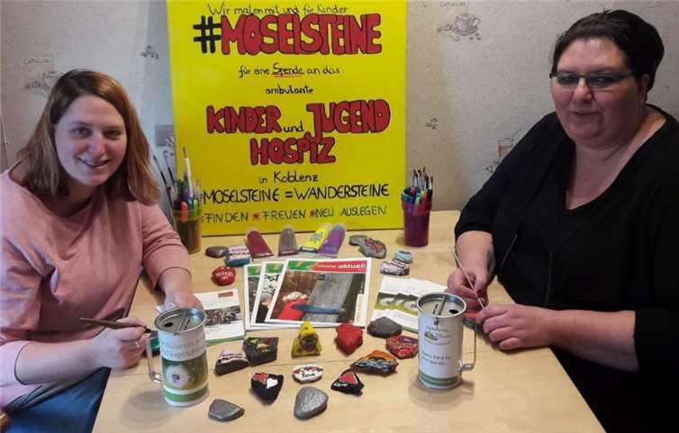 Natascha Geisen und Tanja Rau beim Bemalen der Steine. Fotos: Privat