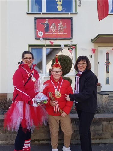 Natascha Gies (l.) und Andrea Wittkopf (r.) vom Walporzheimer Kapellenverein gratulierten Mats I. herzlich.Foto: privat