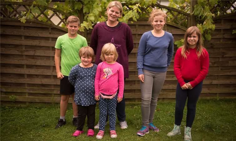 Natascha Springer mit ihren fünf Kindern, darunter die sechsjährige diabeteskranke Mira (im rosa T-Shirt). Bunter Kreis