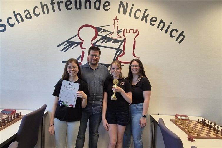 Nathalie Stein, Dirk Stein, Julia Stein und Kathrin Bast steigen als Team Nickenich V in die A-Klasse auf.