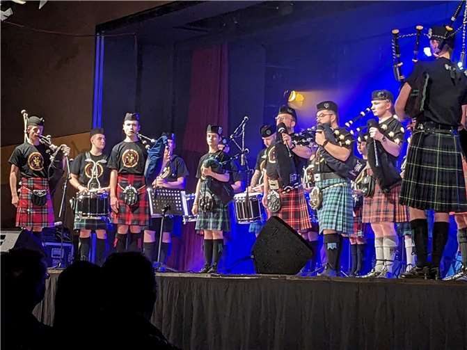 Fantastische Jubiläumsgala stimmte auf Weihnachten ein National Youth Pipe Band of Germany spielten mit Begeisterung in Remagen