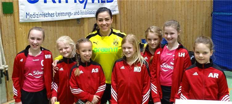 Nationalspielerin Svenja Huber mit einem Teil der Mannschaft. Daniel Heuer