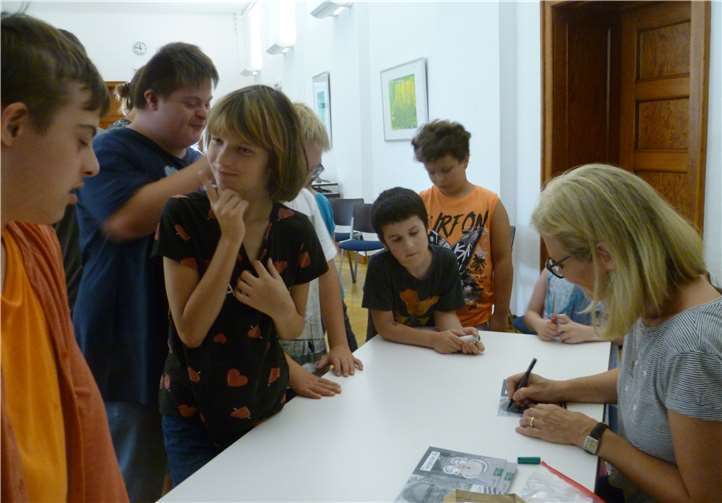 Natürlich bekam jeder Schüler noch ein Autogramm von der Autorin. Privat