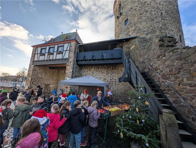 Natürlich besuchte auch der Nikolaus den Markt und beschenkte die Kinder mit Äpfeln und Mandarinen von Obstbau Krings sowie kleinen Präsenten der Grafschafter Krautfabrik. Foto: Stadt Rheinbach