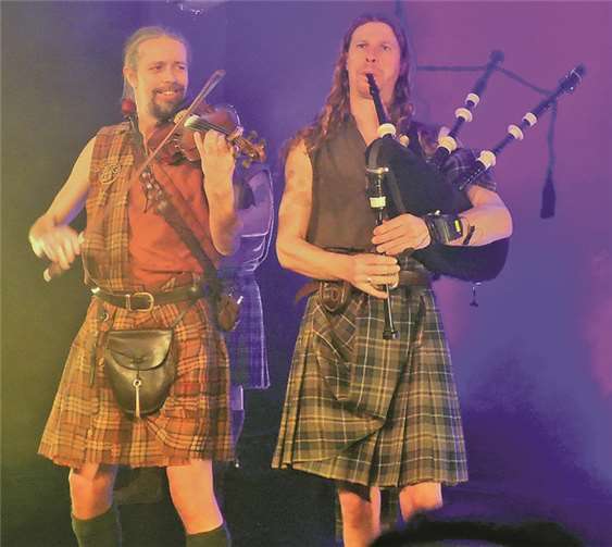 Natürlich darf auch der Dudelsack nicht fehlen, den David virtuos spielt.