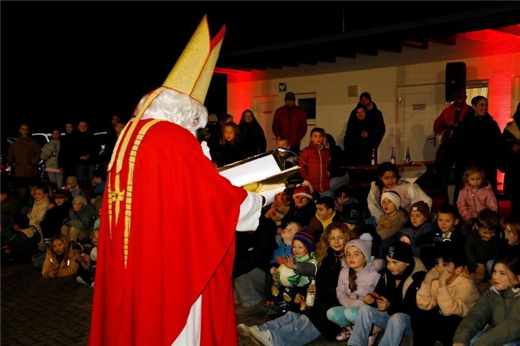 Natürlich durfte auch der Nikolaus an diesem Abend nicht fehlen.  Foto:Thorsten Stephan