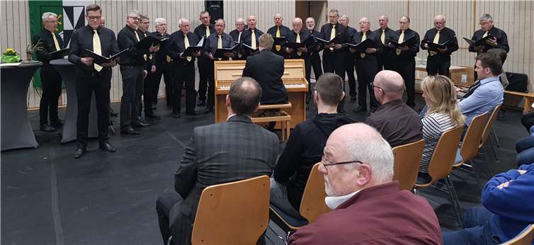 Natürlich durfte auch eine Kostprobe der Sangeskunst nicht fehlen. Fotos: Christian Weber