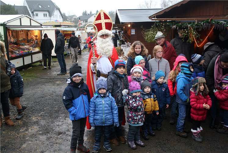 Natürlich durfte der Besuch des Nikolauses auf dem Weihnachtsmarkt nicht fehlen. Fotos: -RÜ-