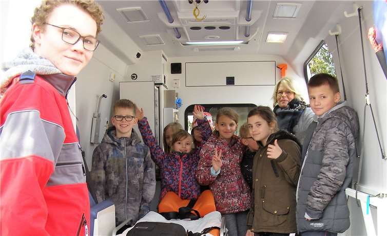 Natürlich durften die Kinder auch einen Krankentransportwagen von innen sehen. Lothar Spitzley