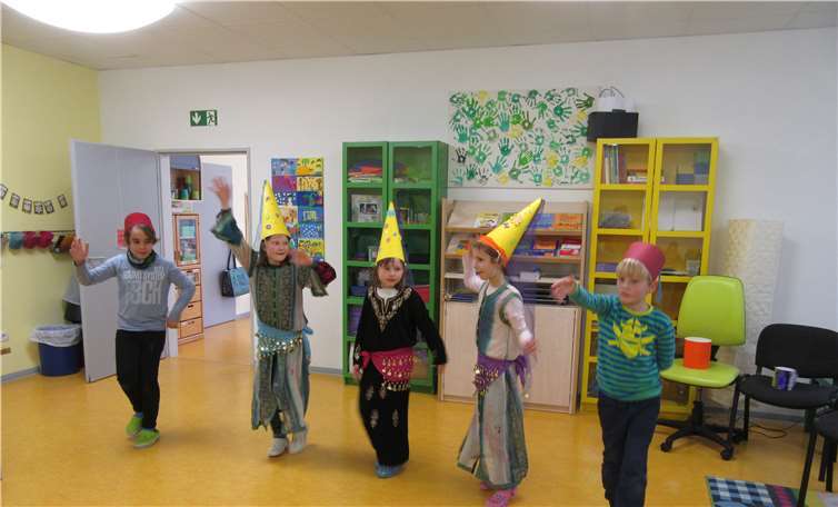 Natürlich erlernten die Kinder auch einige orientalische Tanzschritte, die den Eltern bei der Abschlussfeier des Projektes vorgeführt wurden. privat