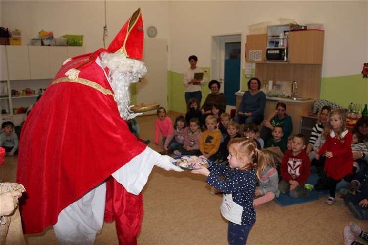 Natürlich hatte der heilige Mann den Kindern auch etwas mitgebracht.