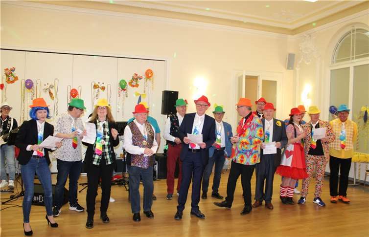 Natürlich hatten auch Bürgermeister, Beigeordneter, Ortsvorsteher und Mitarbeiter ein Lied für die Möhnen vorbereitet.