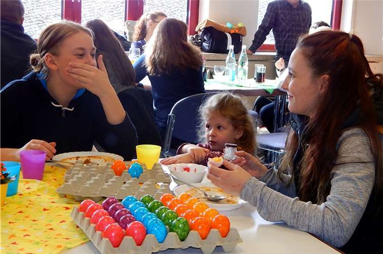 Natürlich hatten auch die Kinder großen Spaß mit den Ostereiern.GM